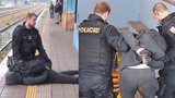 Zfetovaný šílenec ve vlaku: Napadal ženy, měl u sebe tři nože!