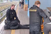 Zfetovaný šílenec ve vlaku: Napadal ženy, měl u sebe tři nože!