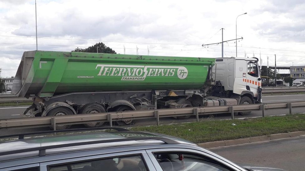 V Brně ve Vídeňské ulici se ve čtvrtek po poledni srazil autobus s nákladním vozem. Jedna cestující nepřežila, dalších sedm lidí se zranilo.