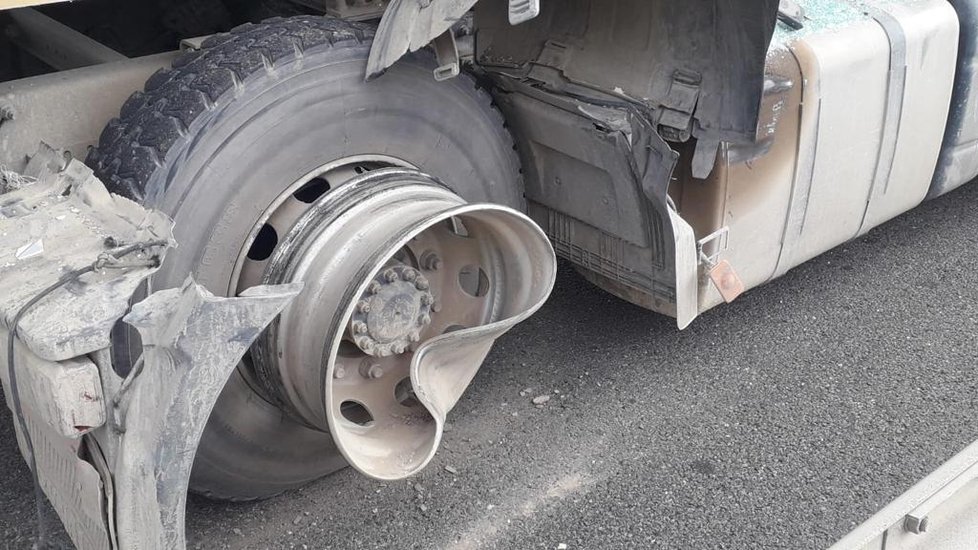 V Brně ve Vídeňské ulici se ve čtvrtek po poledni srazil autobus s nákladním vozem. Jedna cestující nepřežila, dalších sedm lidí se zranilo.