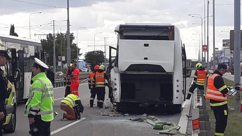 V Brně ve Vídeňské ulici se ve čtvrtek po poledni srazil autobus s nákladním vozem. Jedna cestující nepřežila, dalších sedm lidí se zranilo.