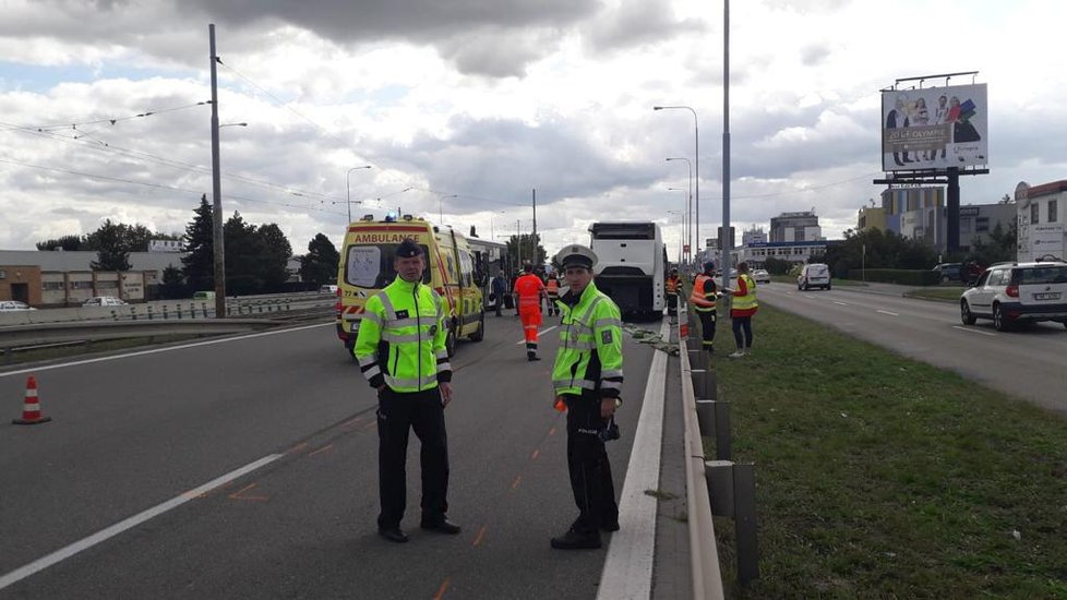 V Brně ve Vídeňské ulici se ve čtvrtek po poledni srazil autobus s nákladním vozem. Jedna cestující nepřežila, dalších sedm lidí se zranilo.