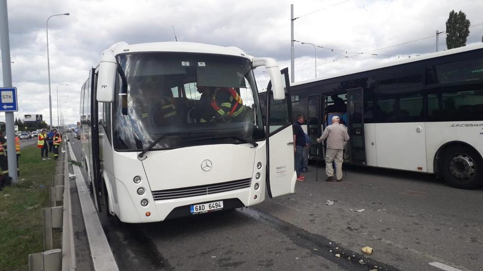 V Brně ve Vídeňské ulici se ve čtvrtek po poledni srazil autobus s nákladním vozem. Jedna cestující nepřežila, dalších sedm lidí se zranilo.