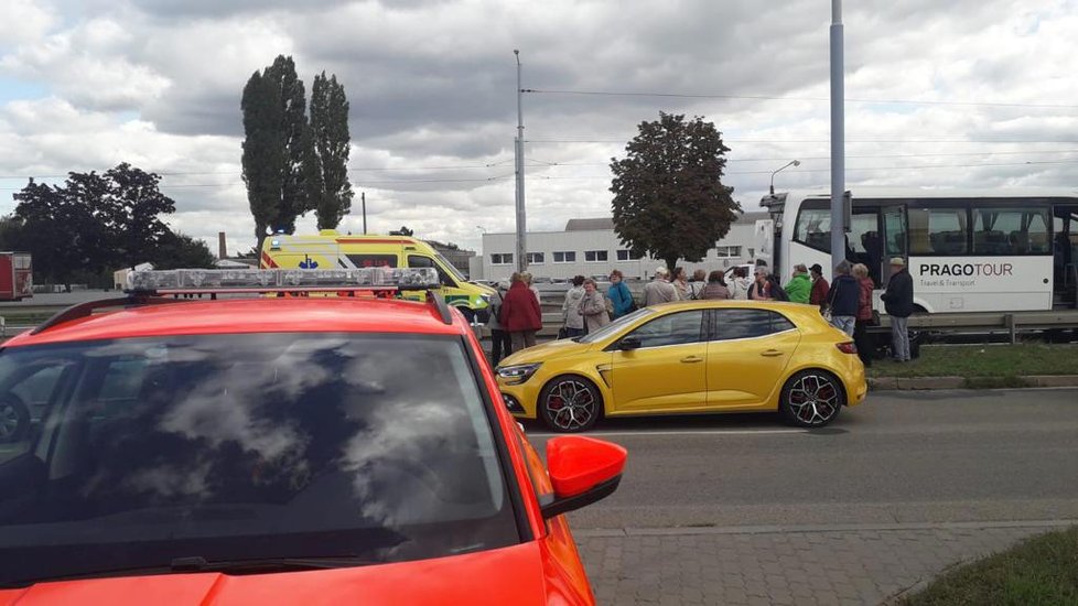 V Brně ve Vídeňské ulici se ve čtvrtek po poledni srazil autobus s nákladním vozem. Jedna cestující nepřežila, dalších sedm lidí se zranilo.