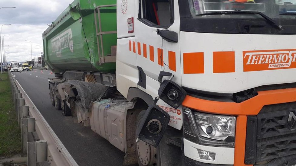 V Brně ve Vídeňské ulici se ve čtvrtek po poledni srazil autobus s nákladním vozem. Jedna cestující nepřežila, dalších sedm lidí se zranilo.