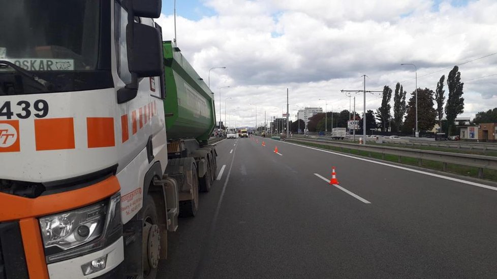 V Brně ve Vídeňské ulici se ve čtvrtek po poledni srazil autobus s nákladním vozem. Jedna cestující nepřežila, dalších sedm lidí se zranilo.