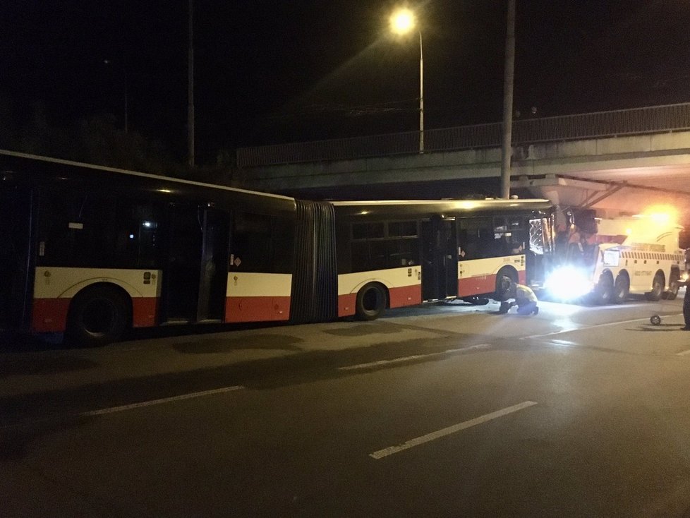 Noční nehoda autobusu v brněnském Komíně: 11 zraněných z toho tři těžce