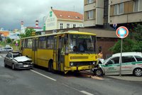 Srážka autobusu a dvou aut: Tři zranění a zavřená ulice!