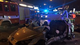 V Brně se srazilo nákladní auto s osobním. Dva lidi museli vystříhávat.