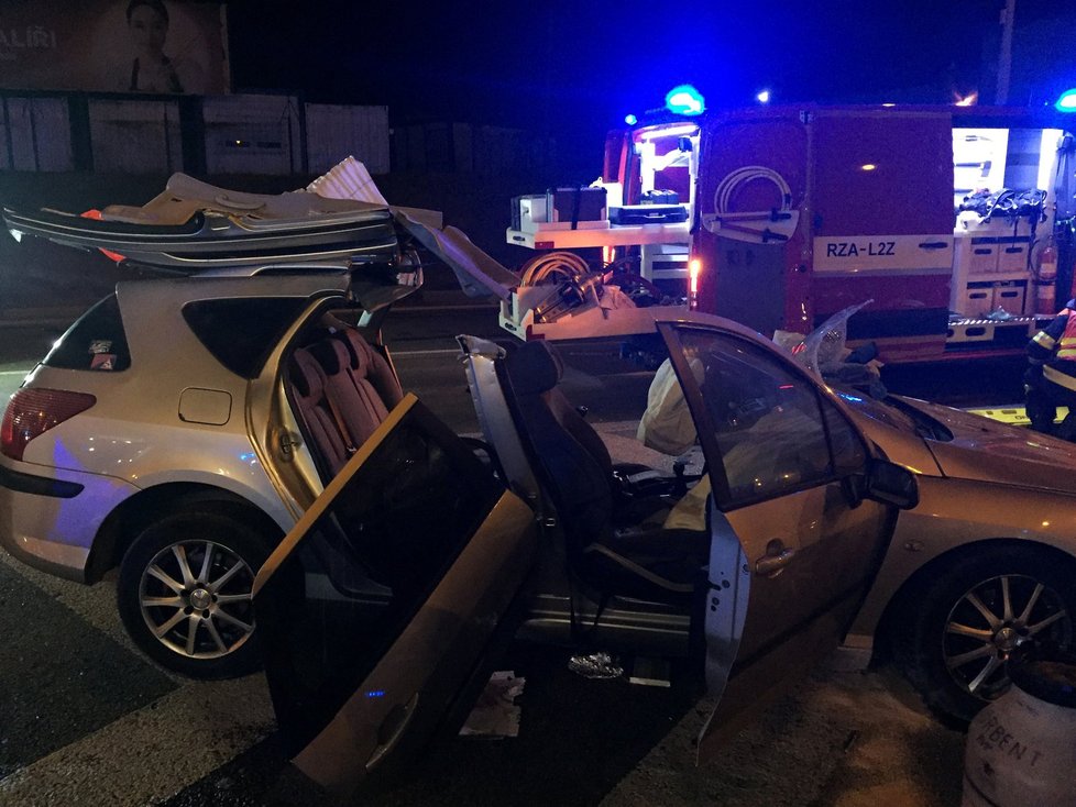 V Brně se srazilo nákladní auto s osobním. Dva lidi museli vystříhávat.