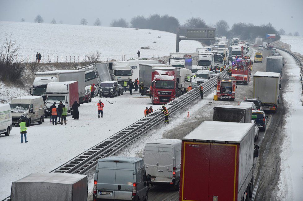 Dopravní nehoda kamionu na 204,5 km dálnice D1 ve směru na Prahu u Šlapanic na Brněnsku. Na jižní Moravě kvůli sněžení nastal kalamitní stav v dopravě, v kraji se už stalo nejméně 20 nehod.