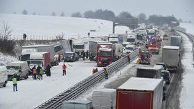 Dopravní nehoda kamionu na 204,5 km dálnice D1 ve směru na Prahu u Šlapanic na Brněnsku. Na jižní Moravě kvůli sněžení nastal kalamitní stav v dopravě, v kraji se už stalo nejméně 20 nehod.