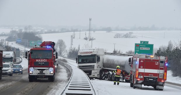 Dopravní nehoda kamionu na 204,5 km dálnice D1 ve směru na Prahu u Šlapanic na Brněnsku. Na jižní Moravě kvůli sněžení nastal kalamitní stav v dopravě, v kraji se už stalo nejméně 20 nehod.