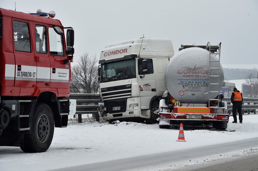 Dopravní nehoda kamionu na 204,5 km dálnice D1 ve směru na Prahu u Šlapanic na Brněnsku. Na jižní Moravě kvůli sněžení nastal kalamitní stav v dopravě, v kraji se už stalo nejméně 20 nehod.