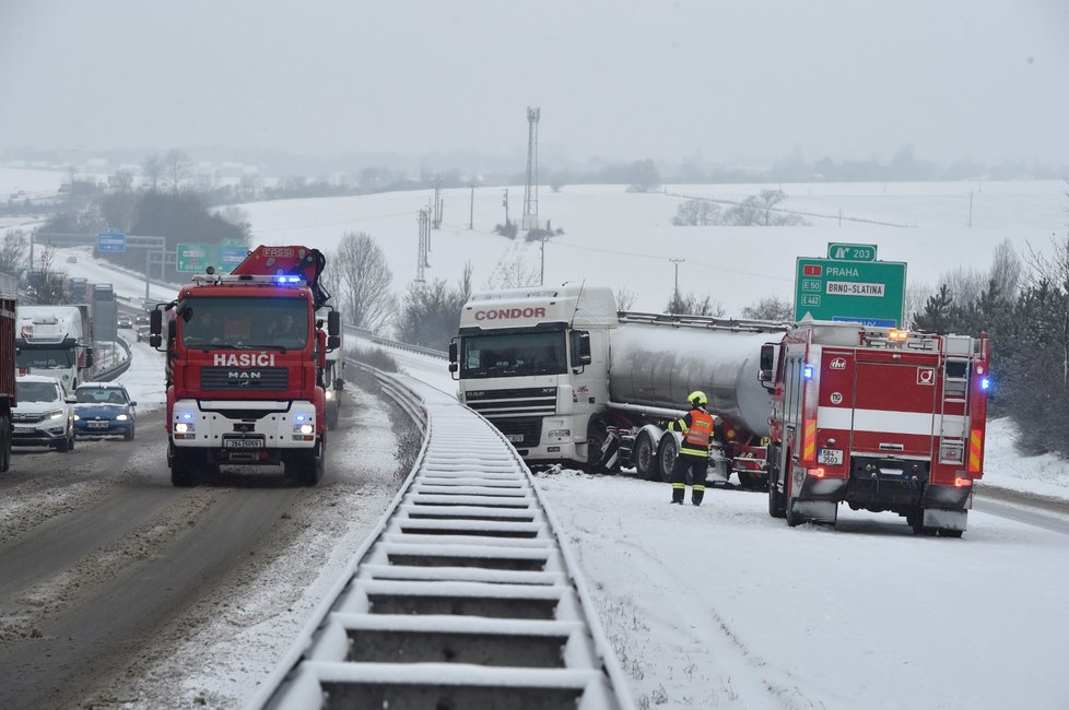 Dopravní nehoda kamionu na 204,5 km dálnice D1 ve směru na Prahu u Šlapanic na Brněnsku. Na jižní Moravě kvůli sněžení nastal kalamitní stav v dopravě, v kraji se už stalo nejméně 20 nehod.