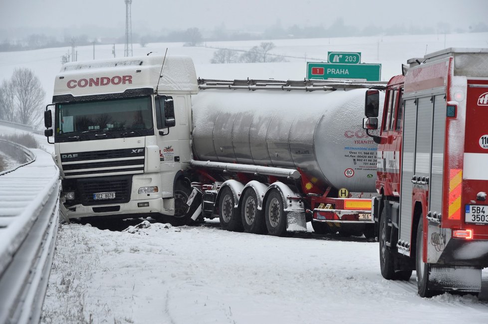 Dopravní nehoda kamionu na 204,5 km dálnice D1 ve směru na Prahu u Šlapanic na Brněnsku. Na jižní Moravě kvůli sněžení nastal kalamitní stav v dopravě, v kraji se už stalo nejméně 20 nehod.