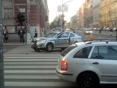 Policejní oktávie napálila při nehodě na křižovatce Štefánikovy a Pionýrské ulice v Brně do semaforu.