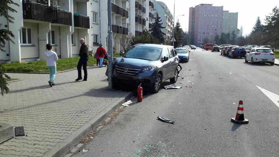 Řidič dostal infarkt za volantem: Náklaďákem v Brně naboural 21 aut!