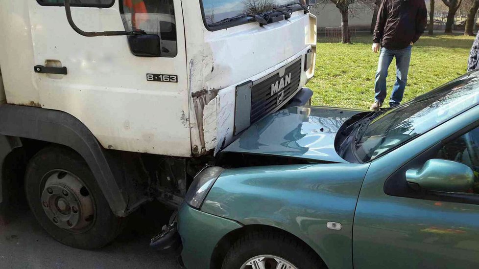 Šofér kamionu, který dostal za volantem infarkt, narazil v Brně – Židenicích do 21 zaparkovaných automobilů.