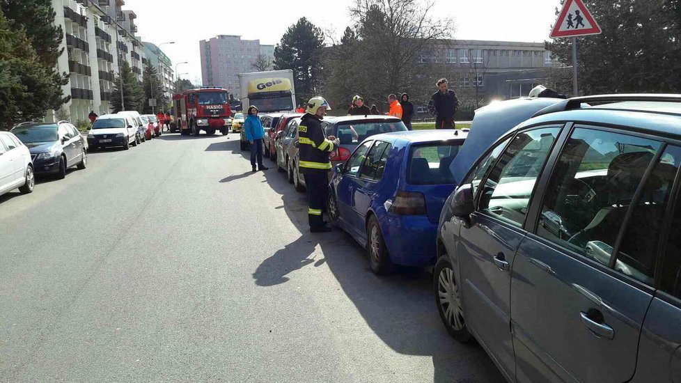 Šofér kamionu, který dostal za volantem infarkt, narazil v Brně – Židenicích do 21 zaparkovaných automobilů.