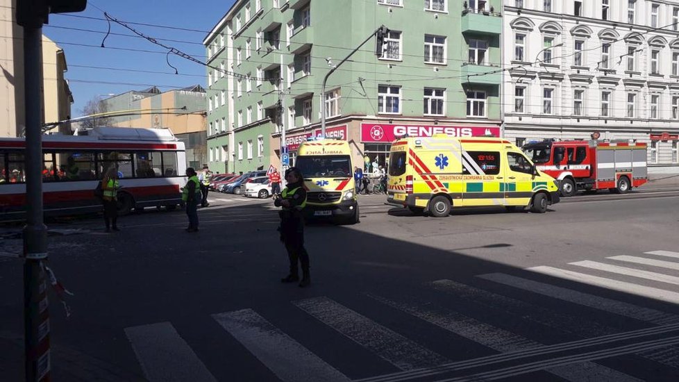 Srážka tramvaje a trolejbusu v Brně si vyžádala desítky zraněných.