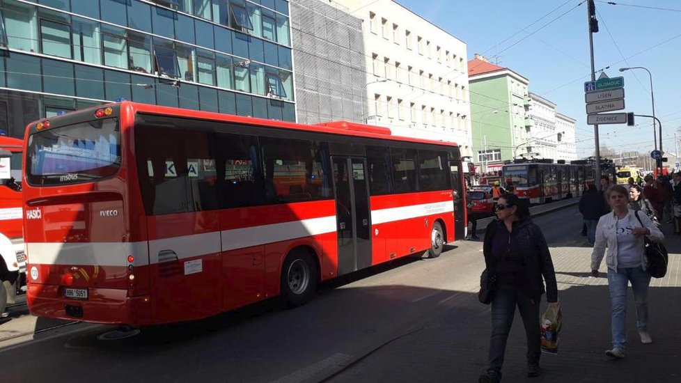 Srážka tramvaje a trolejbusu v Brně si vyžádala desítky zraněných.