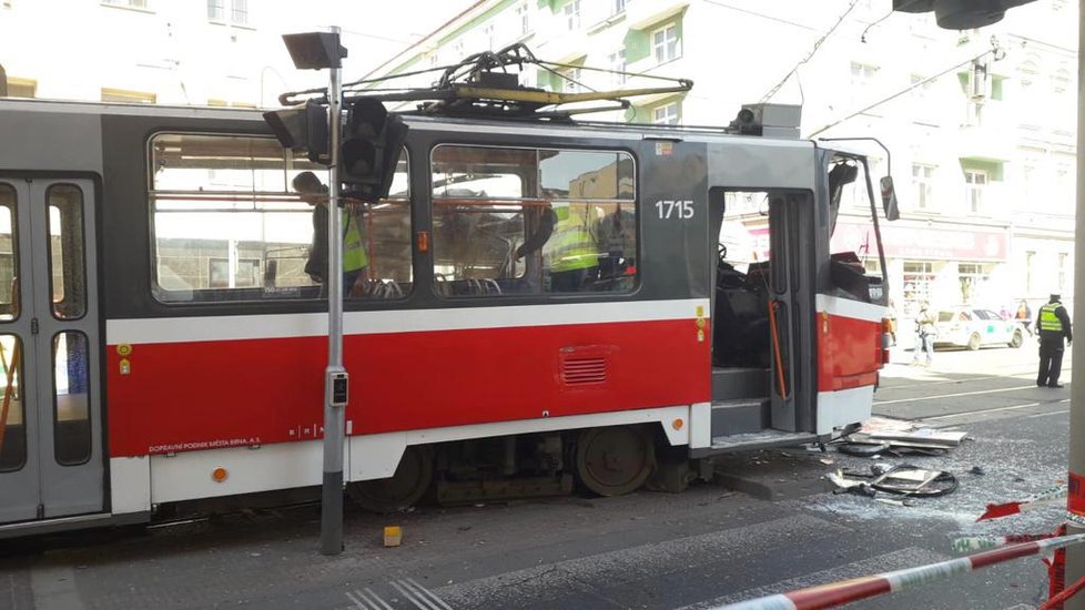 Srážka tramvaje a trolejbusu v Brně si vyžádala desítky zraněných.