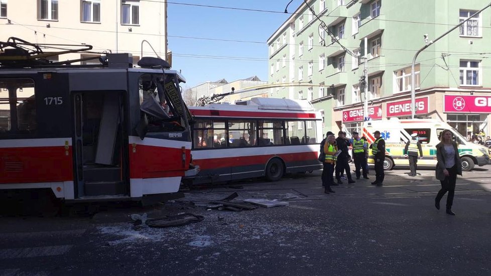 Na křižovatce brněnských ulic Křenová a Masná se v pondělí v 13.44 čelně srazil trolejbus linky 33 ze Slatiny k hlavnímu nádraží s tramvají jedoucí jako služební jízda bez cestujících z centra směrem do Líšně.