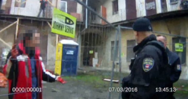 Ohrožoval dělníky v Brně nožem: Pořezaného muže pacifikovali policisté