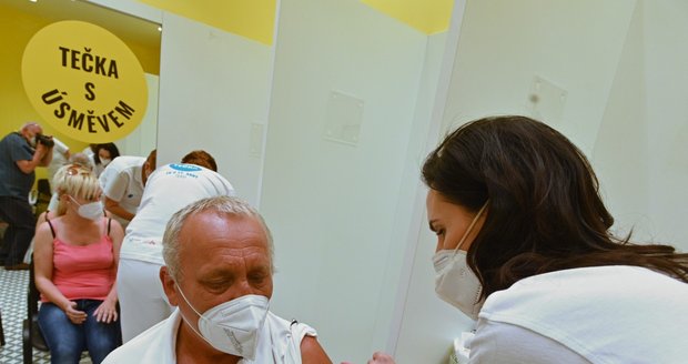 Třetí dávka očkování je tu: Prvním Čechům posílají zvací SMS. A ministři vakcínu chtějí 