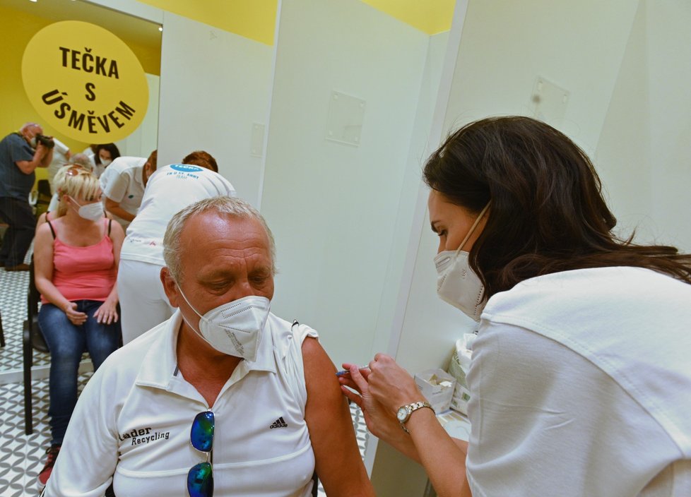 Očkovací centrum bez registrace v brněnském nákupním centru Olympia.