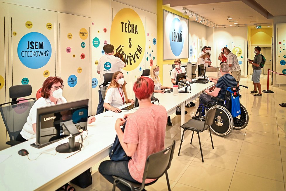 Očkovací centrum v Brně v nákupním centru Olympia (21. 7. 2021)