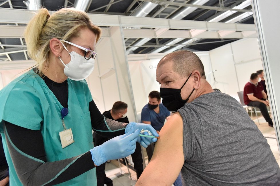 V záložní nemocnici na výstavišti v Brně 11. ledna 2021 začalo zkušební očkování policistů a hasičů proti covidu-19.