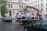 Auto brněnských strážníků odvážela odtahová služba z centra města kvůli poruše.
