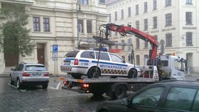 Auto brněnských strážníků odvážela odtahová služba z centra města kvůli poruše.