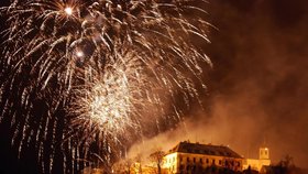 Nad brněnským hradem Špilberk se v sobotu večer rozzářil parádní novoroční ohňostroj