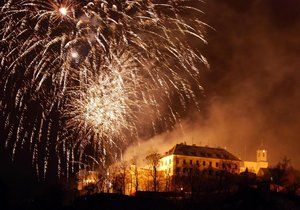 Nad brněnským hradem Špilberk se večer rozzářil parádní novoroční ohňostroj.