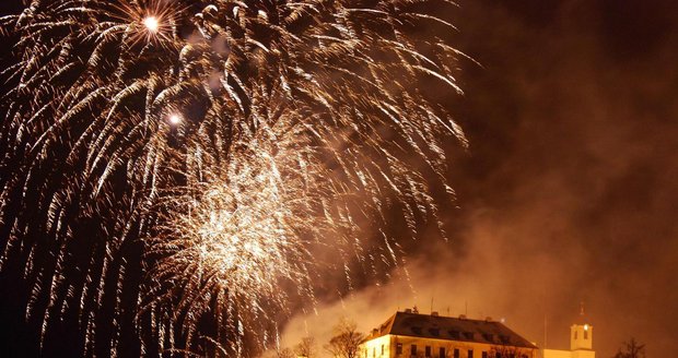 Nad brněnským hradem Špilberk se večer rozzářil parádní novoroční ohňostroj.