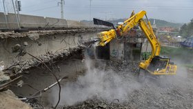 Demolice Husovického mostu přes Svitavu v Brně.