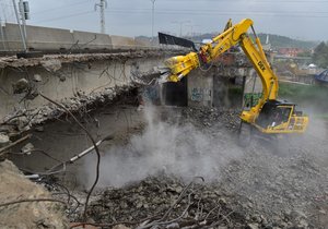 Demolice Husovického mostu přes Svitavu v Brně.