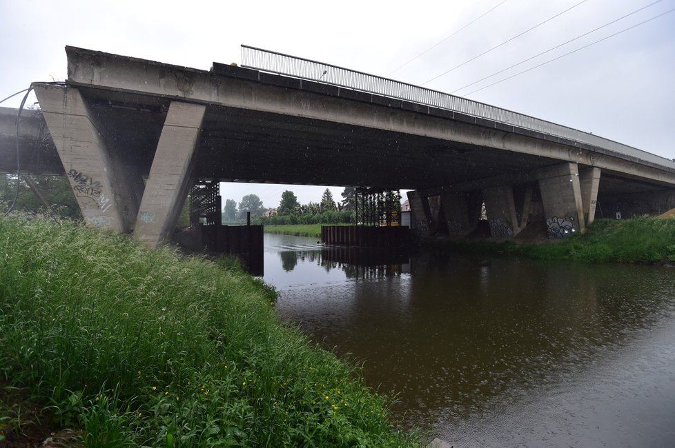 Demolice Husovického mostu přes Svitavu v Brně.