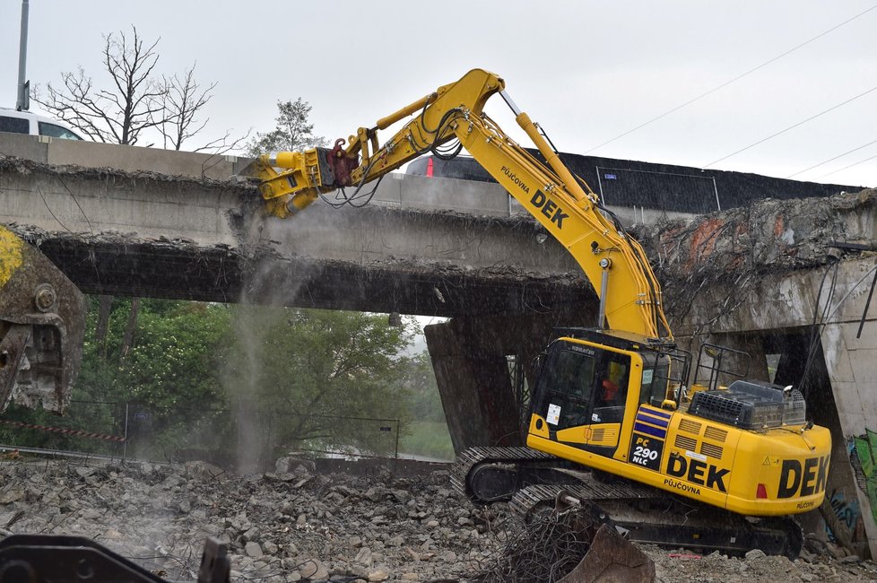 Demolice Husovického mostu přes Svitavu v Brně.