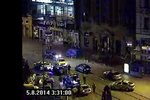 V Masarykově ulici narazil opilý mladík čelně do auta strážníků, které je úplně vlevo.