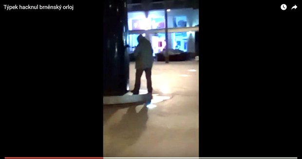 Video zachycuje muže, který něco „kutí“ u brněnského orloje. Po chvíli z něj začnou padat skleněné koule.