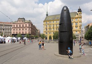 Věčný souboj s přemírou aut v historickém centru Brna chtějí radní řešit dalším zpřísněním vjezdu.