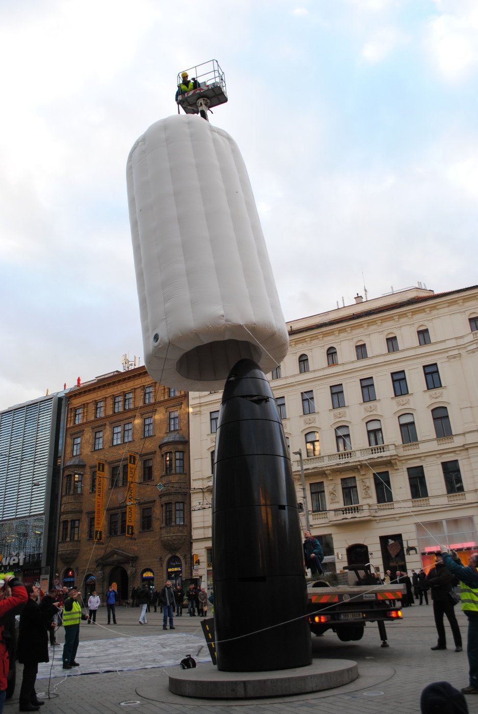 Brněnský orloj dostal silvestrovskou ochranu. Proti rachejtlím a dělobuchům.