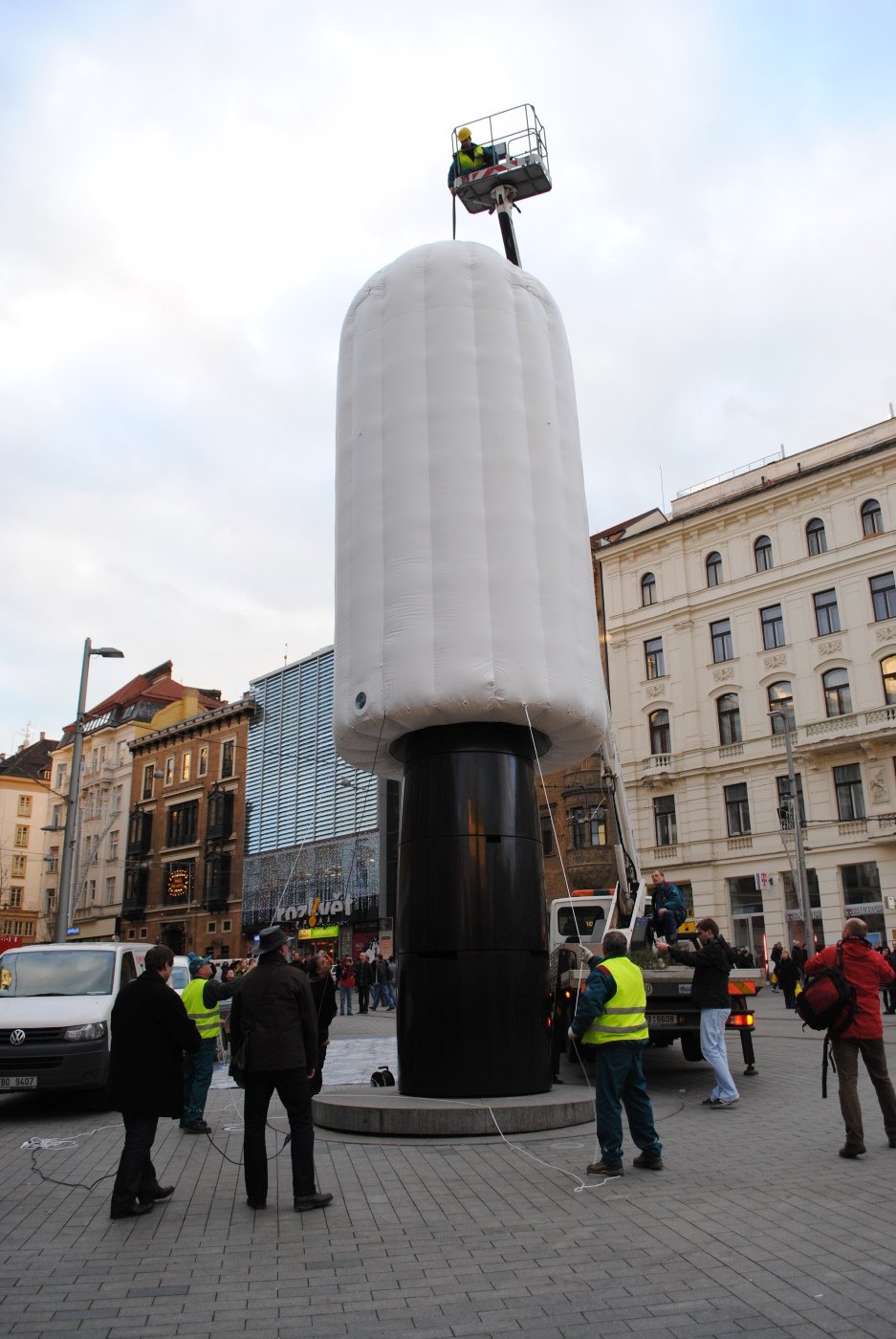 Brněnský orloj dostal silvestrovskou ochranu. Proti rachejtlím a dělobuchům.