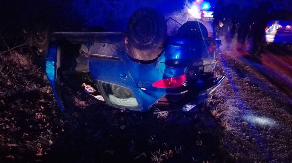 Mladík (19) nezvládl na Hodonínsku tři hodiny po silvestrovské půlnoci automobil, vyvázl s lehkým zraněním.