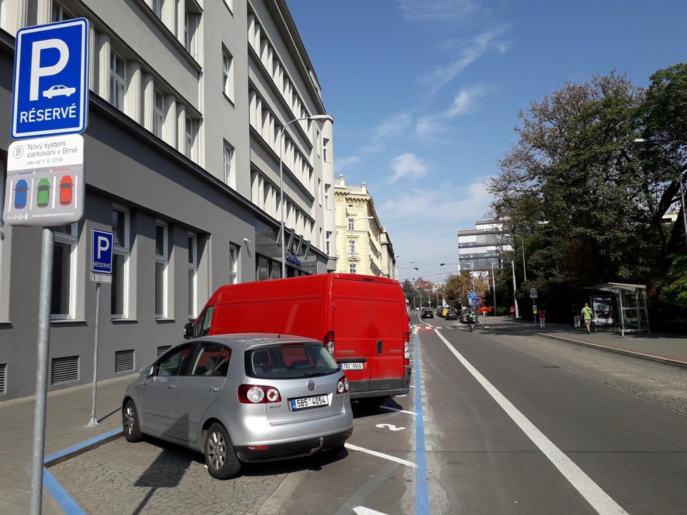 Návštěvníci a abonenti musejí pro své zaparkování v centru Brna hledat svislé oranžové a zelené značení.