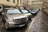 O 100% zdražené parkování v Brně: Strážníci přitvrdí, řidiče čeká pokuta až 2000 Kč a botička